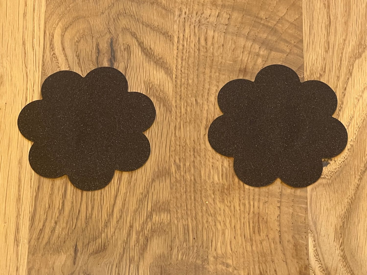 2 schwarze Blumen-Pasties. Glänzend. 7.5 cm Durchmesser