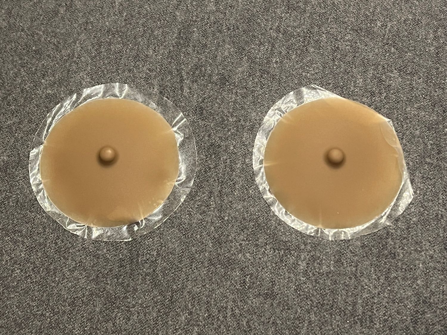 2 dunkle Silikon-Pasties mit stehenden Nippeln