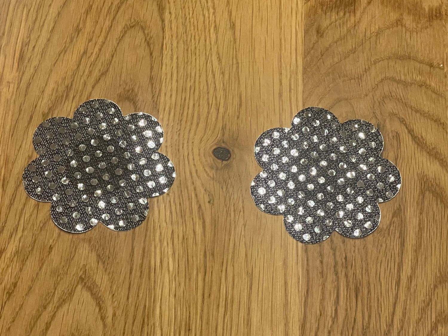 2 schwarz-silbrige Blumen-Pasties. Glänzend. 8 cm Durchmesser