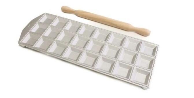 Stampo raviolatore quadro 24 posti art.2154 con mattarello legno