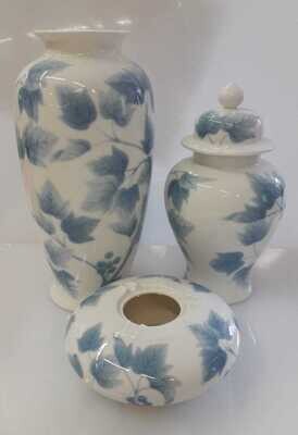 Vaso bone china, decoro foglia azzurra