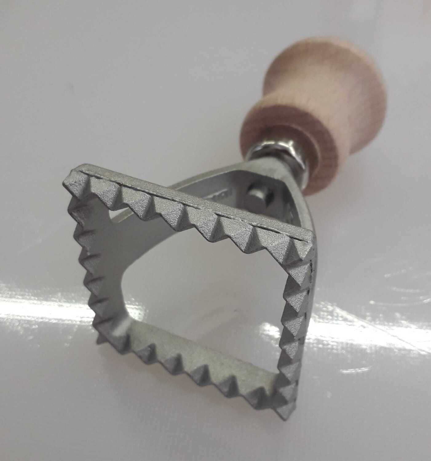 Stampo raviolo singolo Calder, manico legno, quadrato