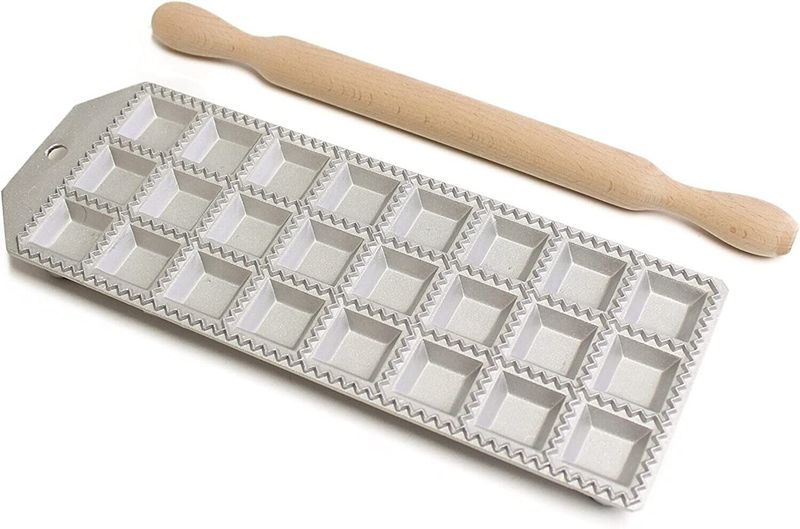 Stampo raviolatore quadro 24 posti art.2149 con mattarello legno