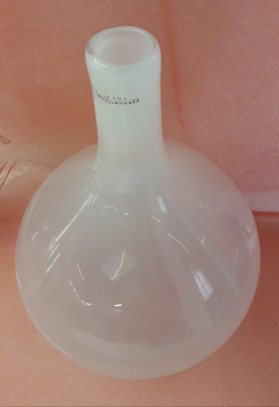 Vaso Emotion stilizzato in vetro bianco trasparente bombato basso