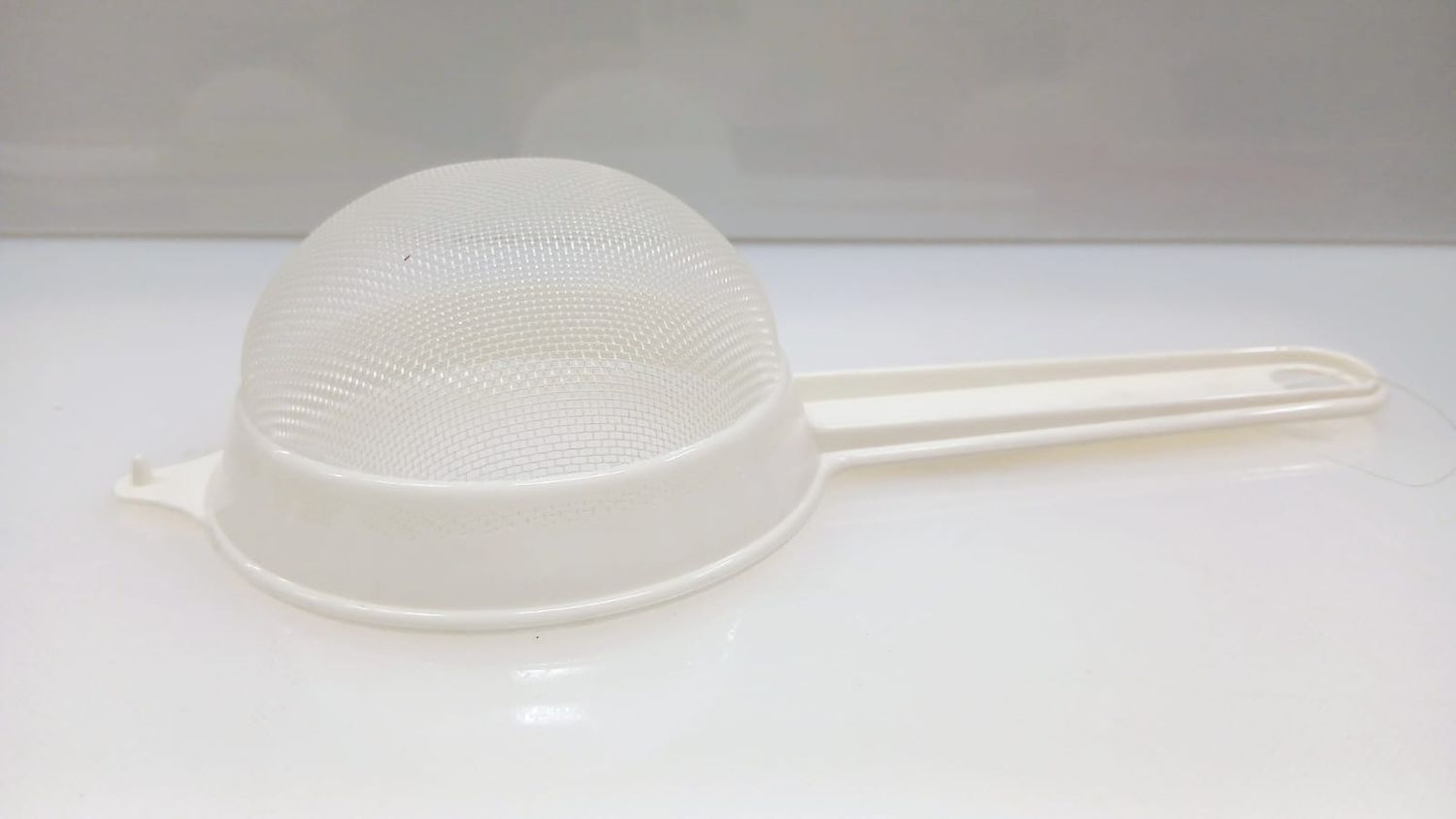 Colino / colatutto con 1 manico in plastica Cosmoplast grande, Colore: bianco