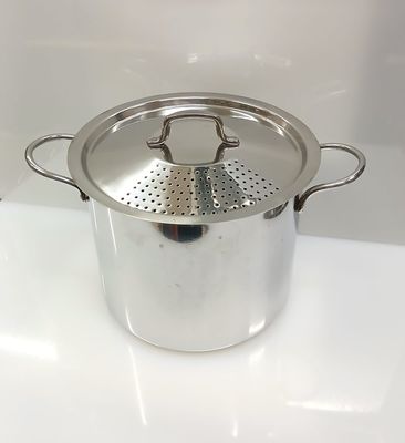 Pentola pasta con coperchio a buchi agganciato