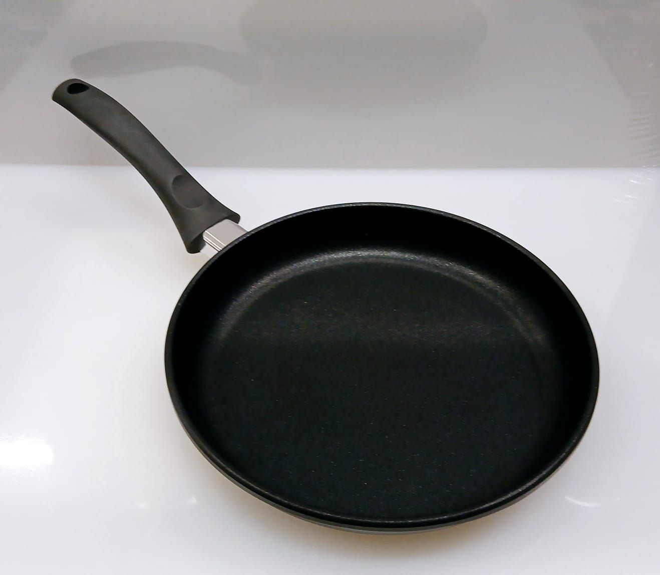 Padella 1manico antiaderente Fusione Padella 1manico antiaderente Fusione, Diametro / Altezza / Lungh.c/man.: cm.20 - h.4,3 - lung.40