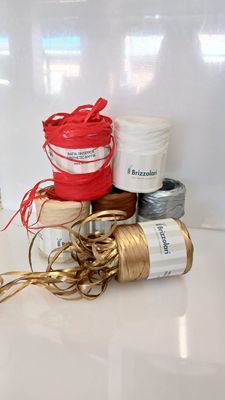 Fiocco / nastro a rotolo in raffia sintetica Fiocco / nastro a rotolo in raffia sintetica