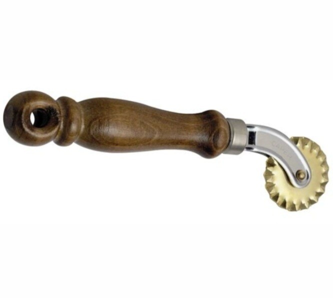 Rotella pasta ottone con manico legno Caper Rotella pasta ottone con manico legno Caper