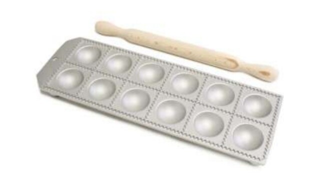 Stampo raviolatore tondo 12 posti art.2152 con mattarello legno Stampo raviolatore tondo 12 posti art.2152 con mattarello legno