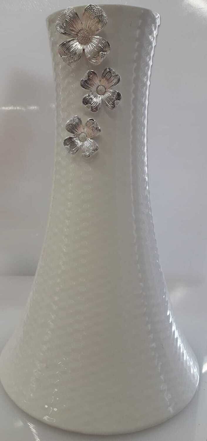 Vaso in porcellana bianca, con applicazione fiori argento Vaso in porcellana bianca, con applicazione fiori argento