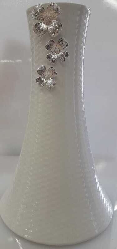 Vaso in porcellana bianca, con applicazione fiori argento Vaso in porcellana bianca, con applicazione fiori argento