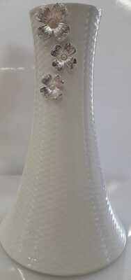 Vaso in porcellana bianca, con applicazione fiori argento Vaso in porcellana bianca, con applicazione fiori argento