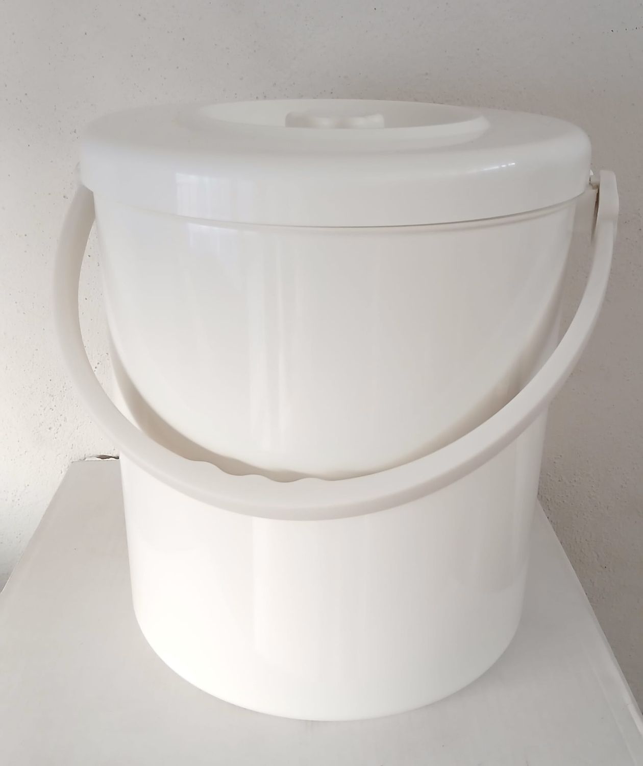 Pattumiera / porta rifiuti lt.15 a secchio tondo, con coperchio agganciabile, Colore: BIANCO