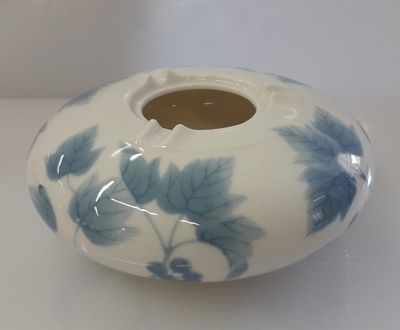 Posacenere bone china Lapis decoro foglia azzurra Posacenere bone china Lapis decoro foglia azzurra