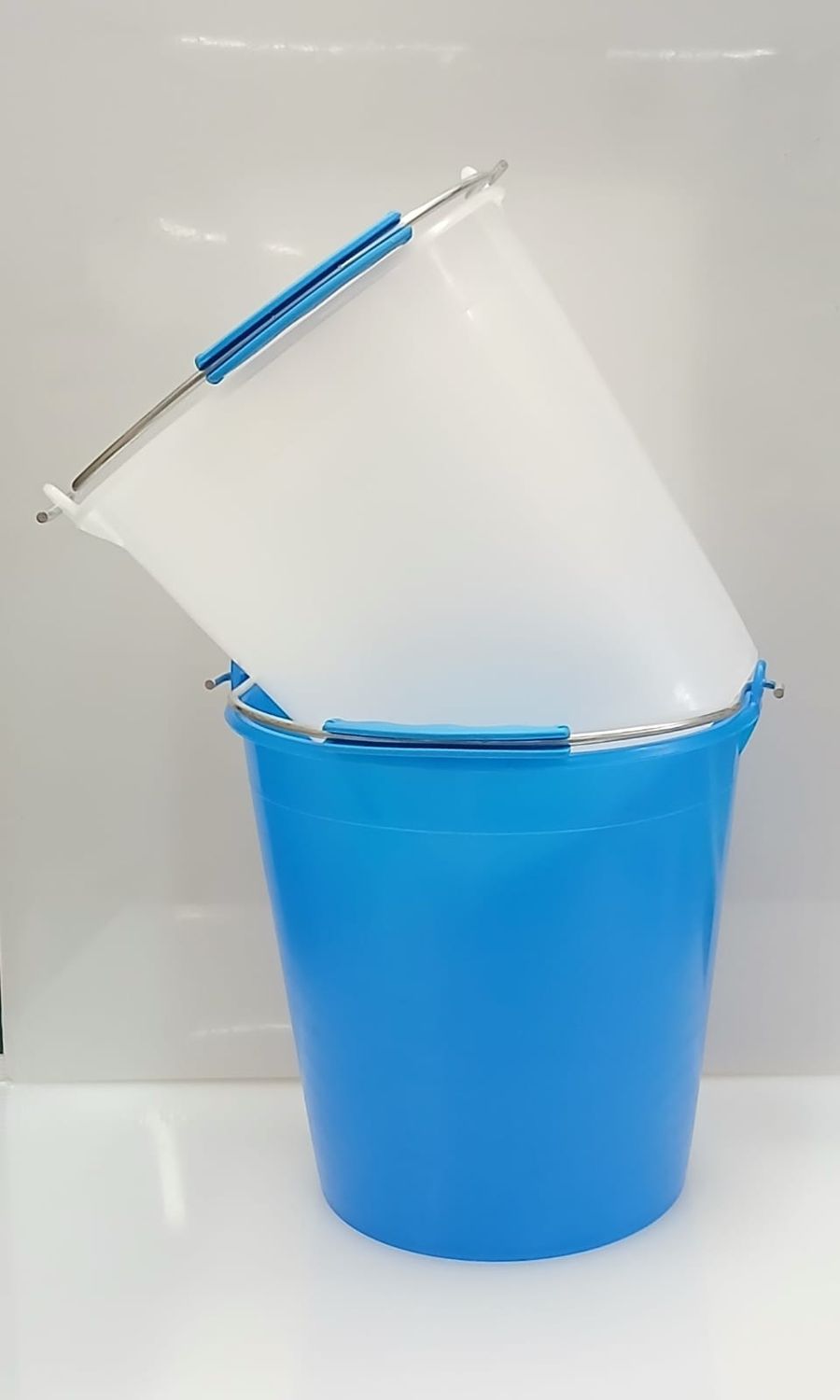 Secchio graduato con mancio lt.9 Secchio graduato con mancio lt.9