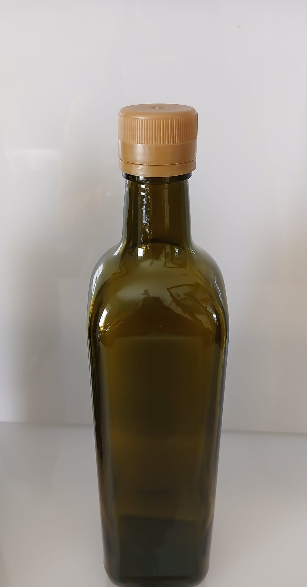 Bottiglia Marasca quadrata in vetro verde con tappo salvagoccia a vite