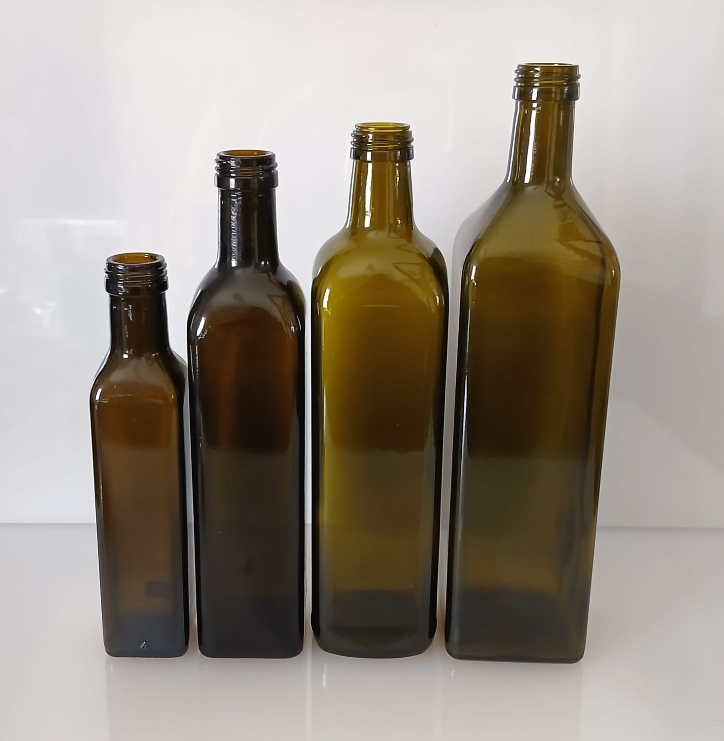 Bottiglia Marasca quadrata in vetro verde con tappo salvagoccia a vite