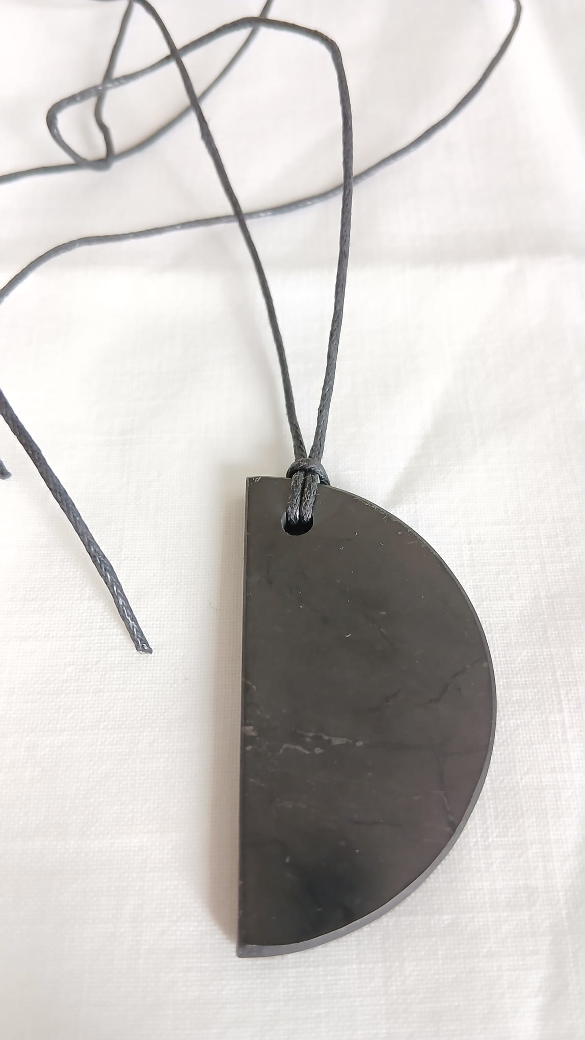 Ciondolo in pietra shungite che contrasta naturalmente l'elettrosmog