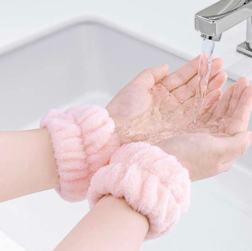 Water absorbing face washing wristbands