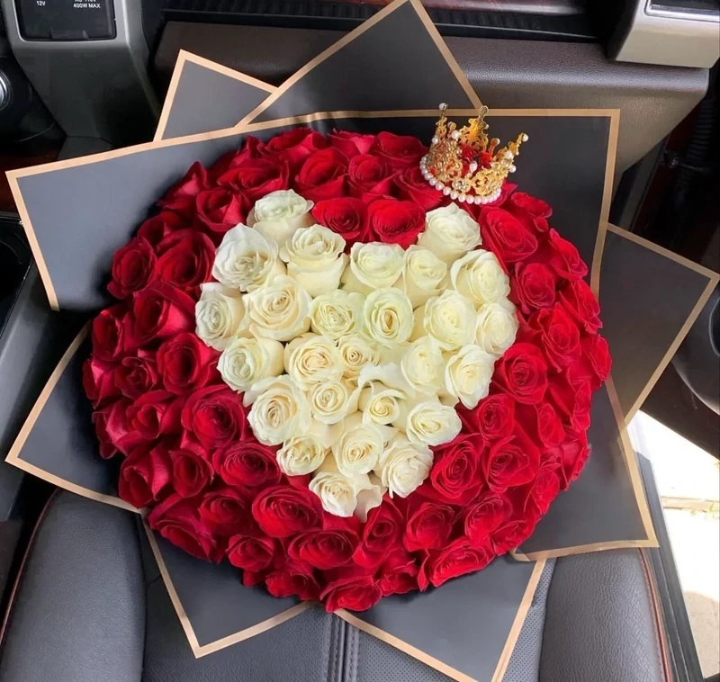 Bunch bouquet of 100 roses heart