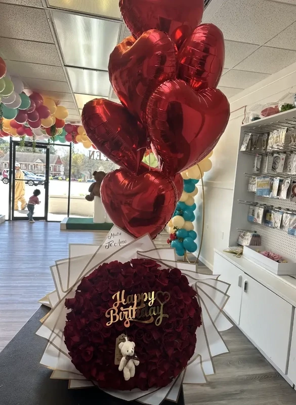 Bunch bouquet of 150 roses and balloons