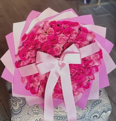 Bunch bouquet of 100 roses with ribbon