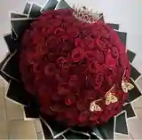 Bunch bouquet of 100 roses with crown