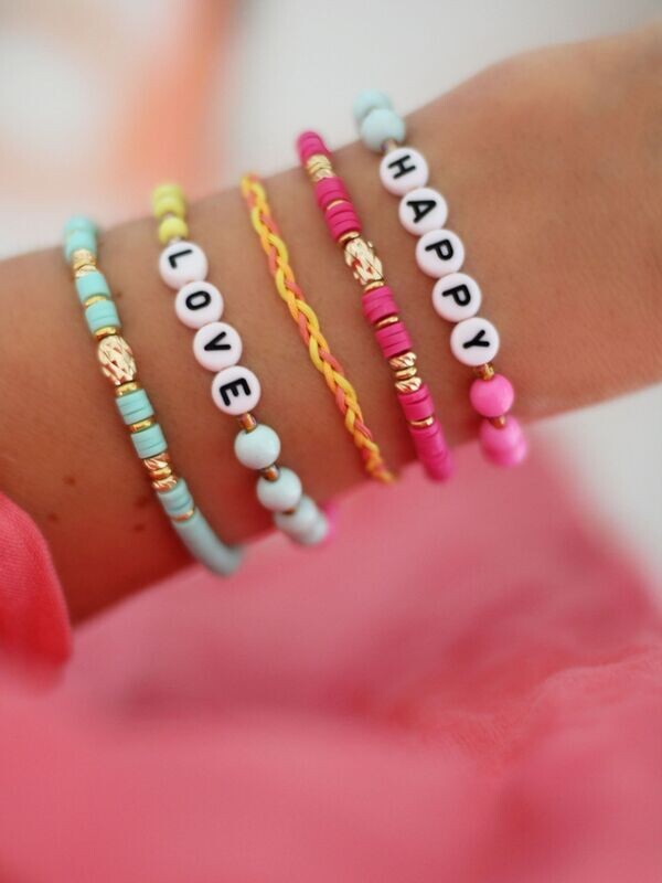 Bunte Armbänder im IBIZA BOHO Chic in bunten Farben wie Neongelb, Pink, Rosa und Blau. Wie ein Regenbogen fürs Handgelenk!