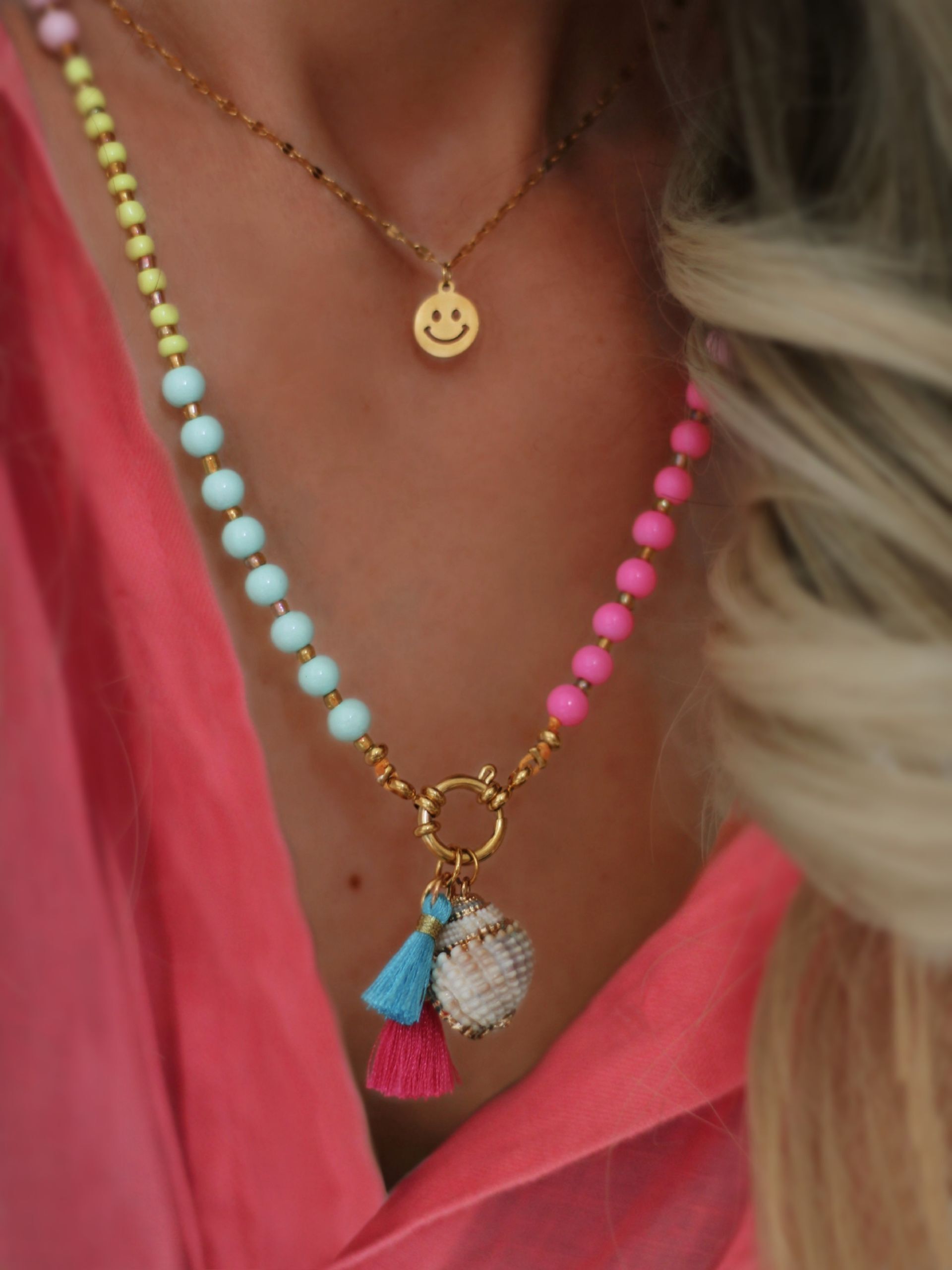 Bunte lange Halskette im IBIZA BOHO Stil in Neon Gelb, Pink, Rosa, Hellblau und Gold, personalisierbar mit versch Anhängern