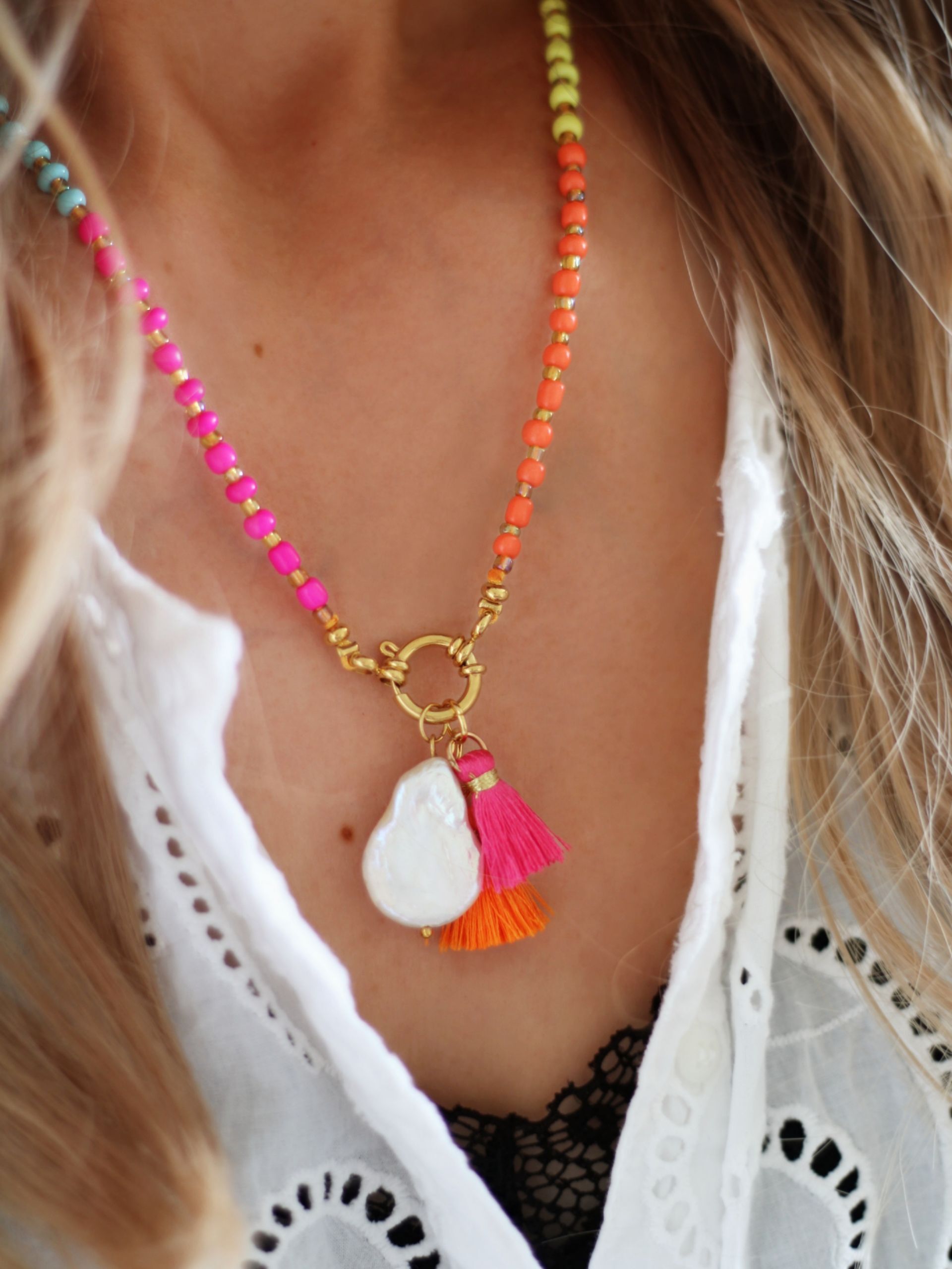 Süßwasserpelen-Anhänger in Form eines großen Tropfens, variabel an Halskette oder Ohrringe zu hängen. Bunter Schmuck