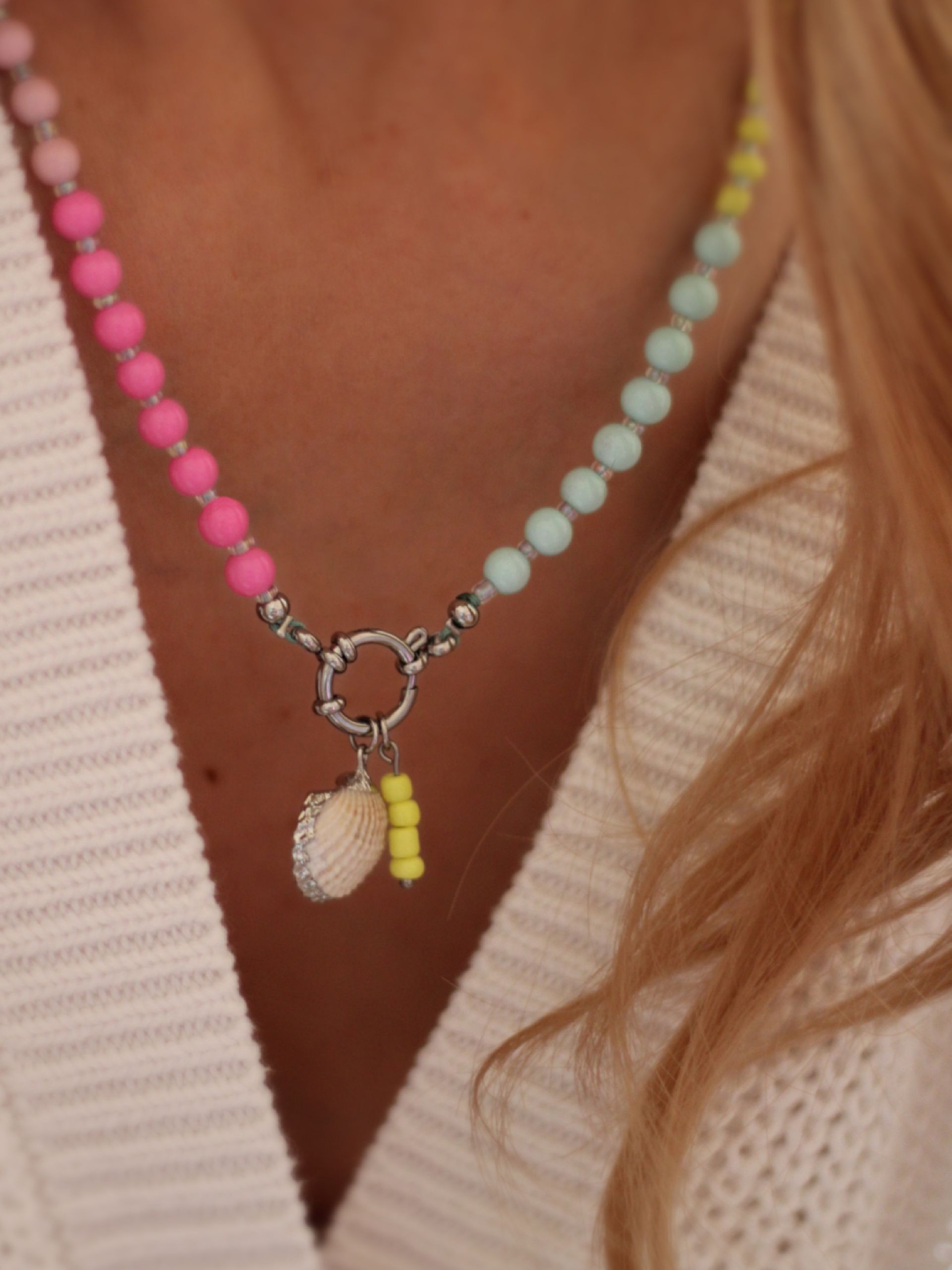 Bunte lange Halskette im IBIZA BOHO Stil in Neon Gelb, Pink, Rosa, Hellblau und Silber, personalisierbar mit versch Anhängern