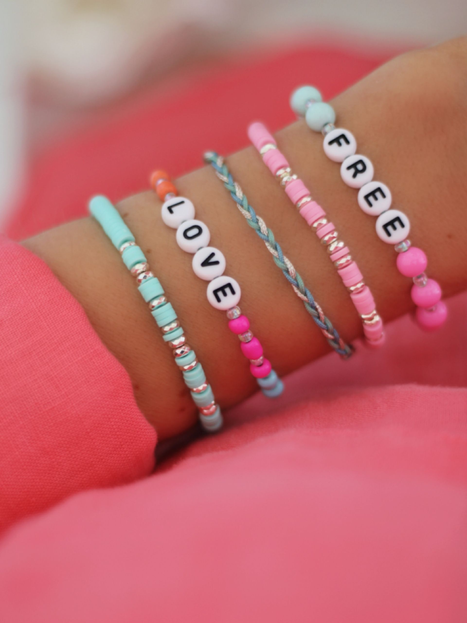 Buntes Perlen-Armband im IBIZA BOHO Chic in bunten Farben wie Neongelb, Pink, Rosa und Blau. Ein Regenbogen fürs Handgelenk