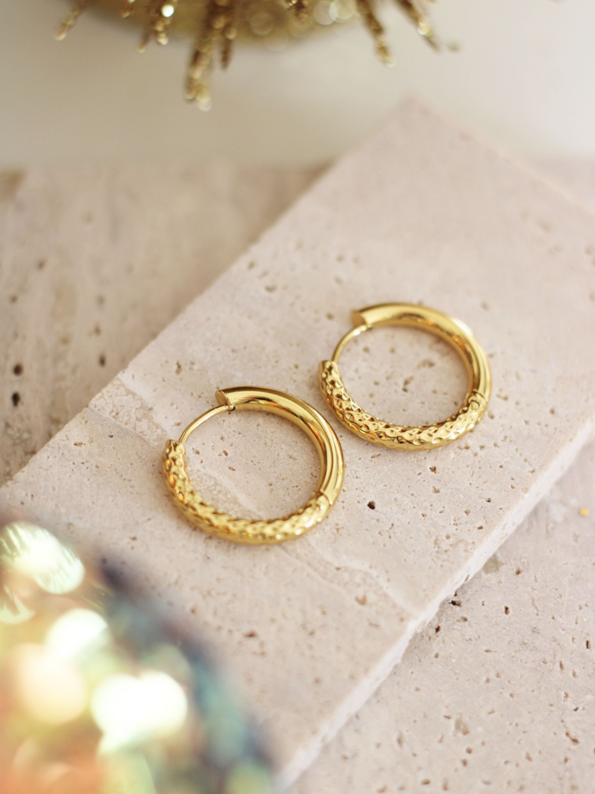 Creolen TAMI Ohrringe 21mm Gold Loop - Bunter Schmuck