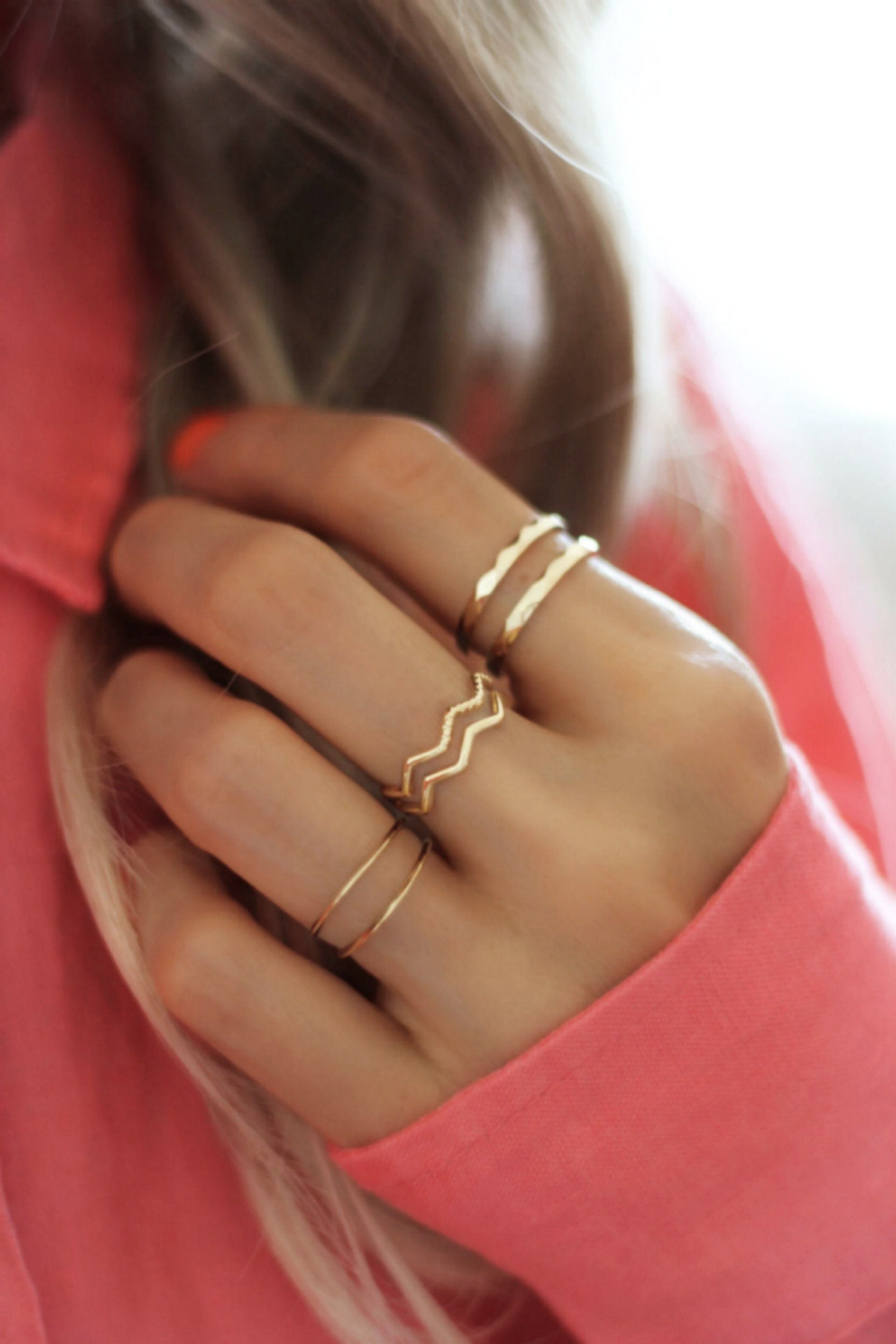 Zarter, goldener Edelstahlring in schlichter Eleganz. Perfekt zu kombinieren mit Buntem Schmuck