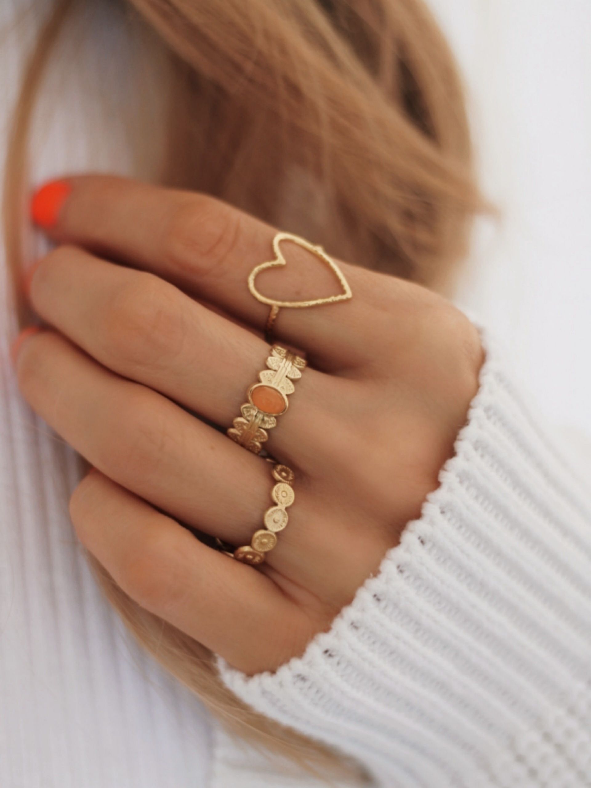 Goldener Edelstahlring ORA mit Orangen Schmuckstein als Akzent - Bunter Schmuck