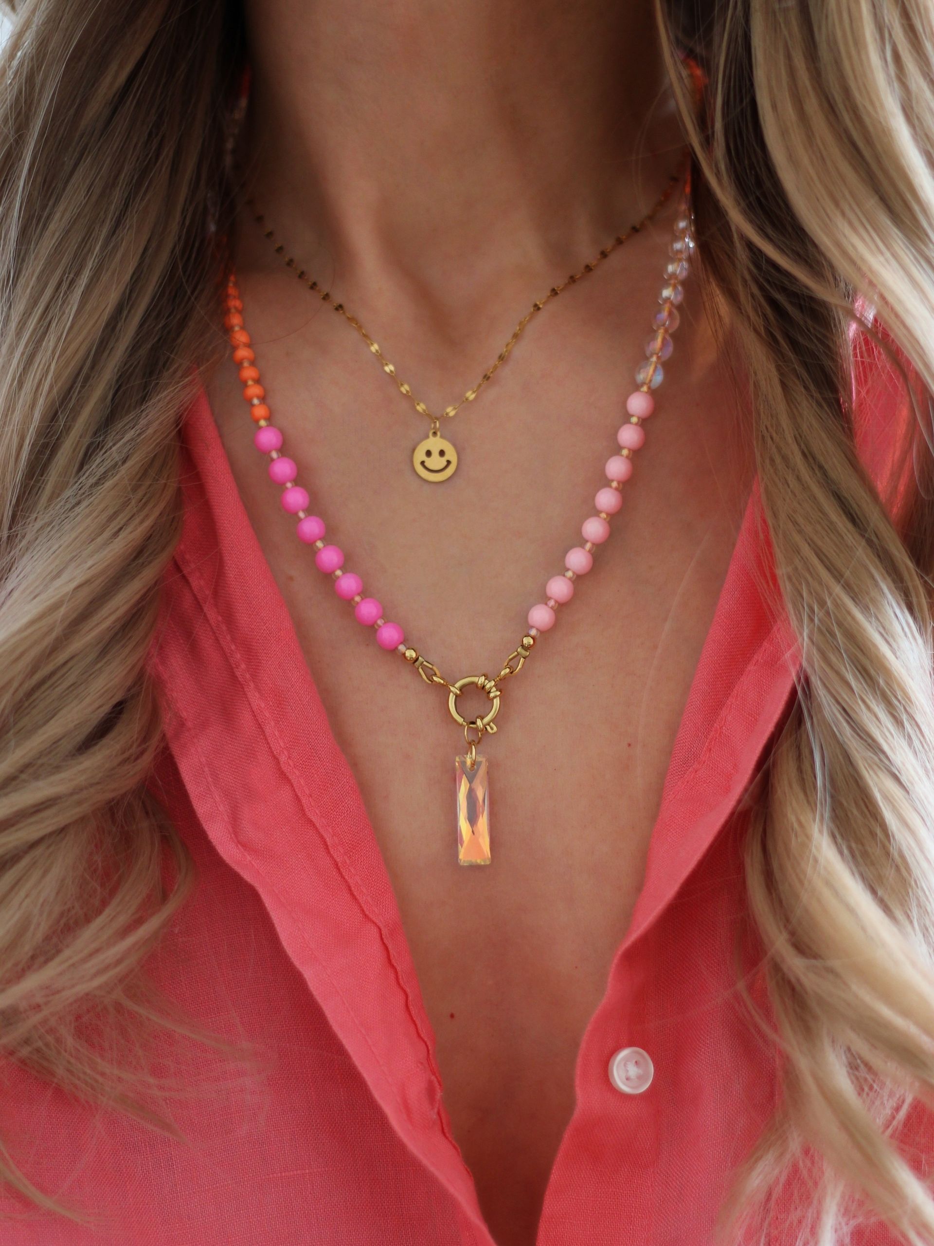 Zarte goldene Halskette mit hübschen Smiley-Anhänger. Perfektes Gute-Laune-Schmuckstück und Layering It-Piece
