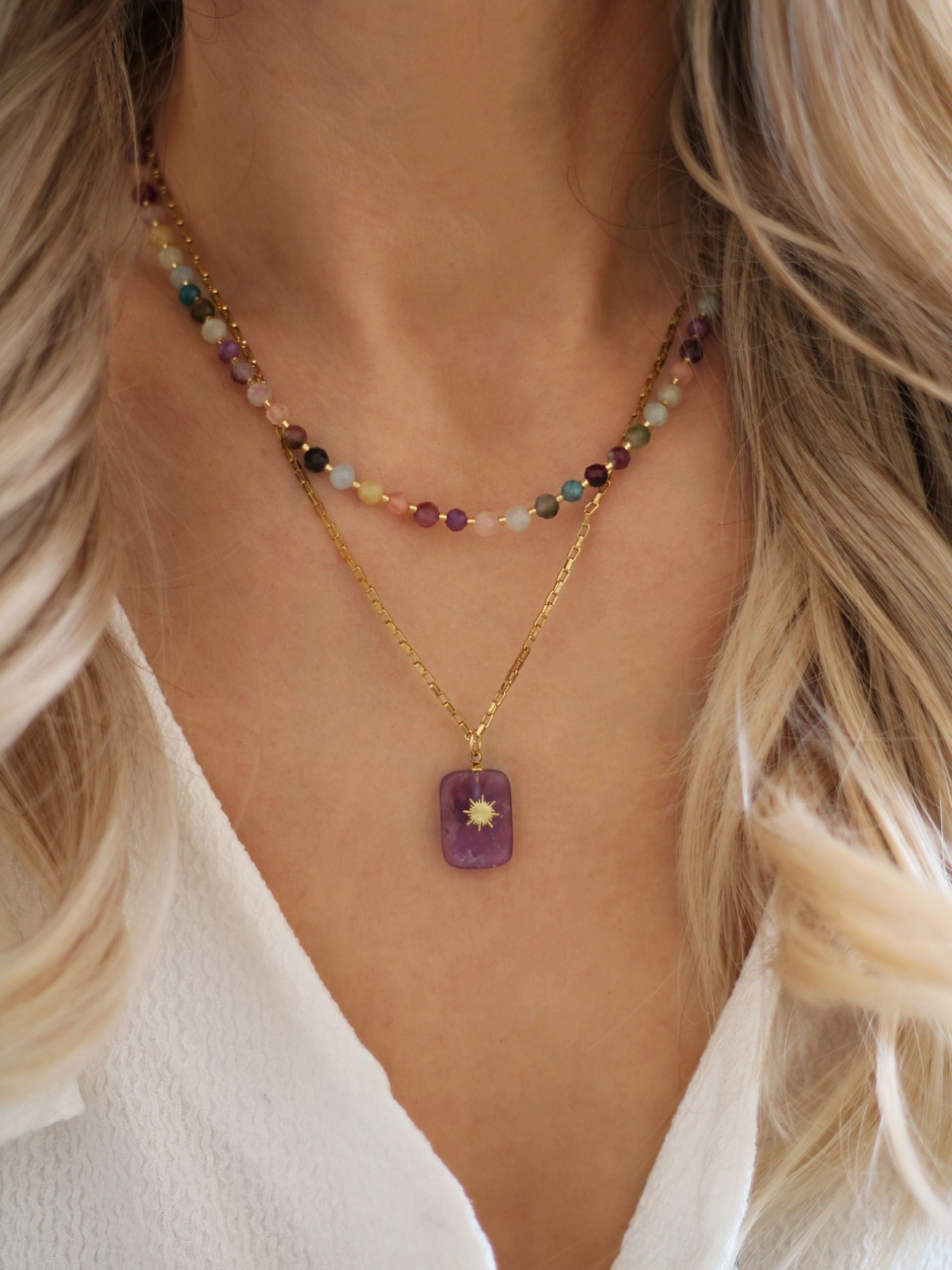 Eine bunte Edelstein-Halskette im Hippie-Boho-Chic. Wasserfest aus goldenem Edelstahl und perfekt zu kombinieren im Layering