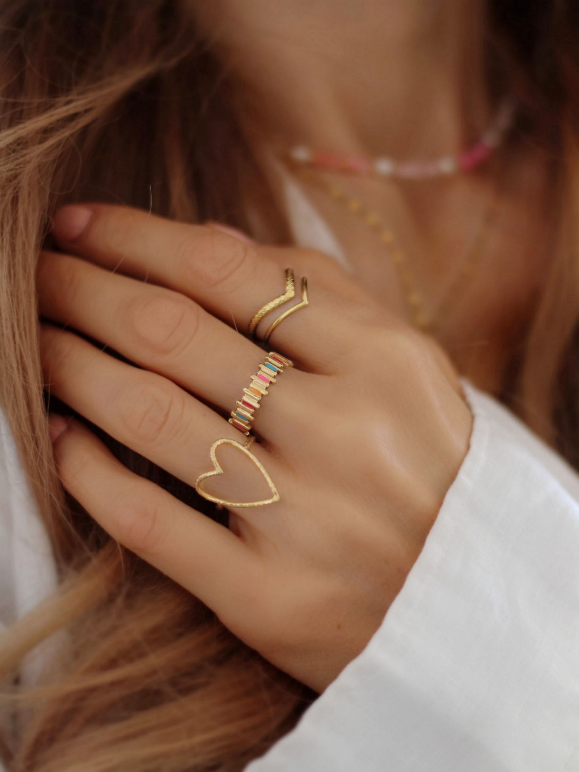 Goldener Edelstahlring mit mehrfarbigen Highlights verziert. Ein echter Hingucker von Bunter Schmuck