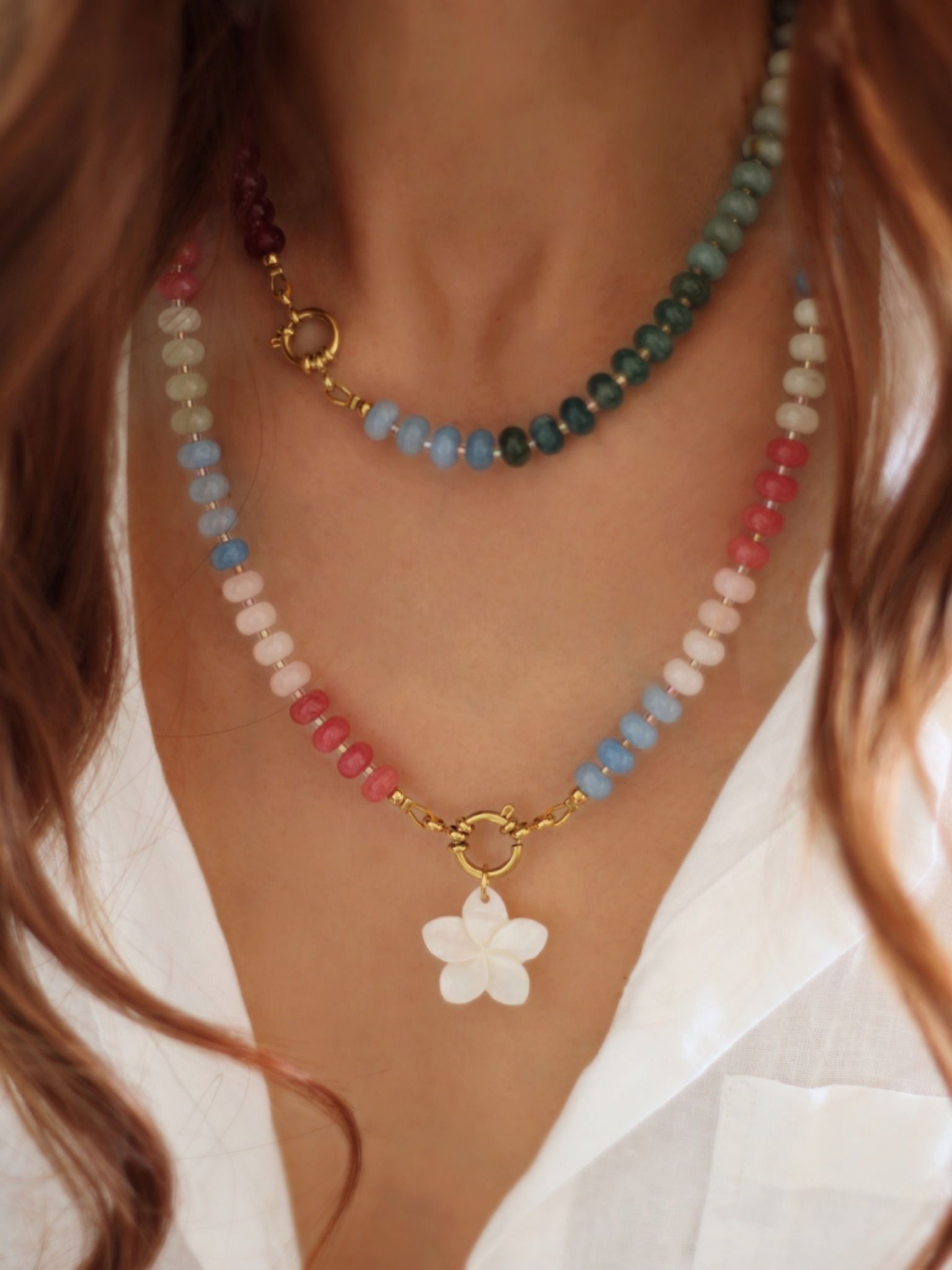 Weißer Perlmutt-Anhänger in Form einer Plumeria Blüte. Variabel an Halsketten oder Ohrringe zu hängen. Bunter Schmuck