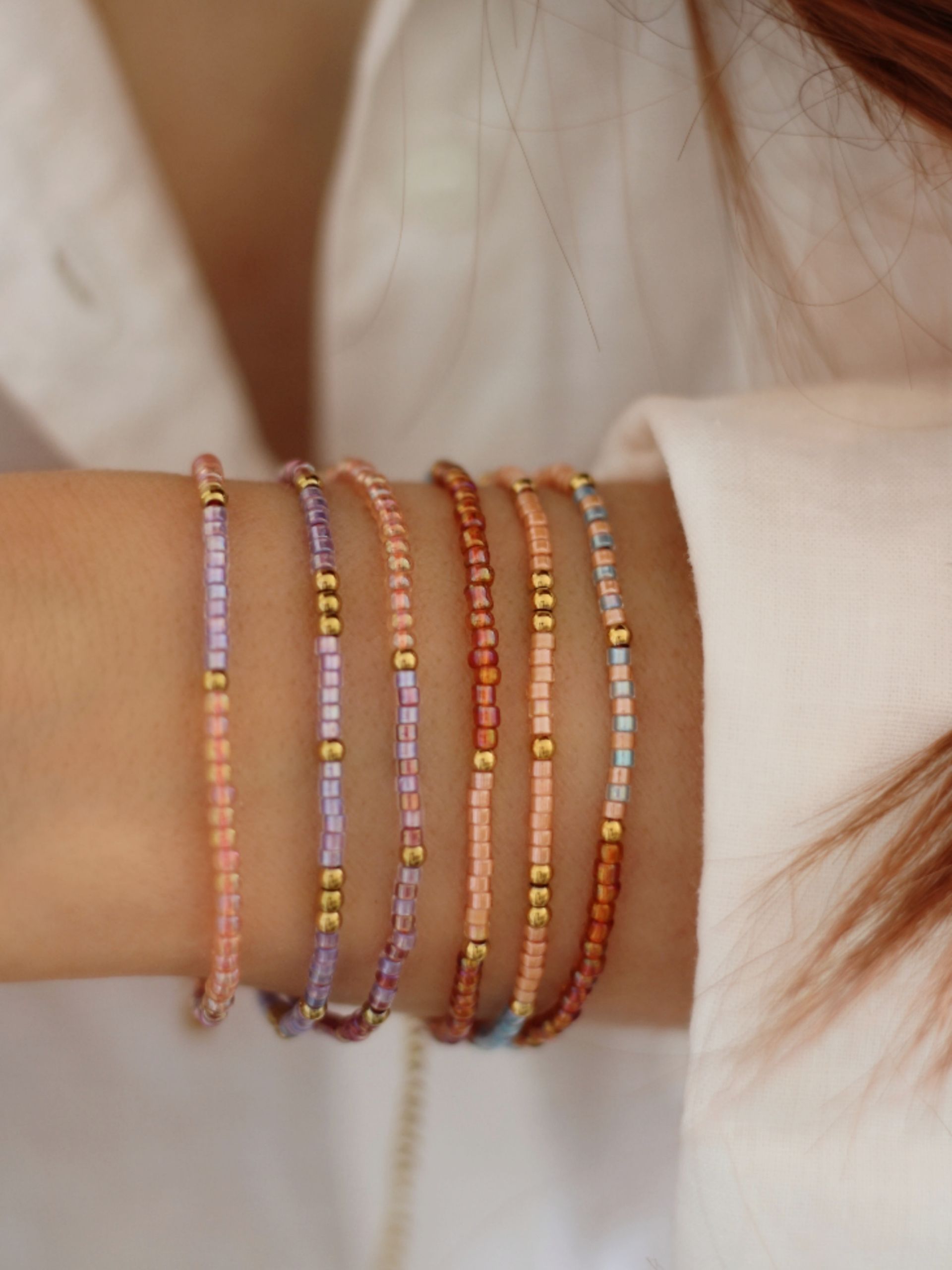 Zarte Perlenketten im Color-Blocking-Stil, die mit Liebe von Hand gemacht werden & durch versch. Anhänger variiert werden kan