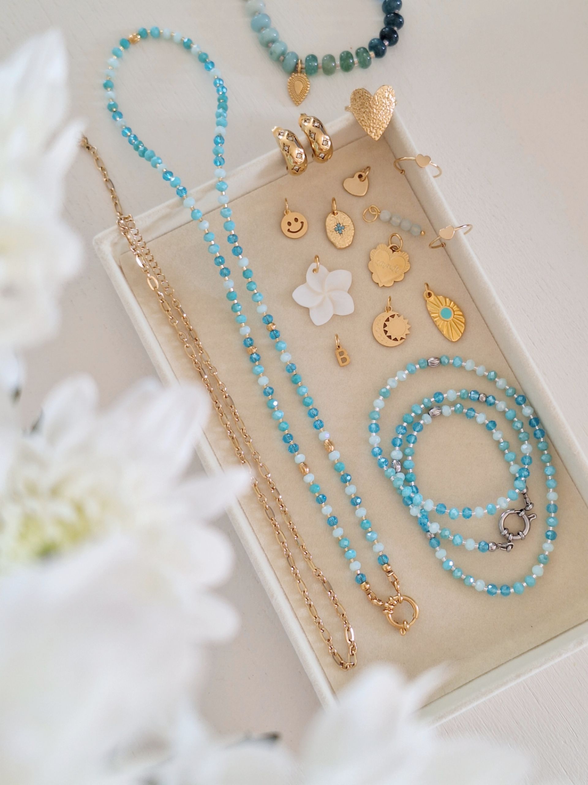 Lange türkis blaue Perlen Halskette JIETTE 54cm Edelstahl Gold - Bunter Schmuck