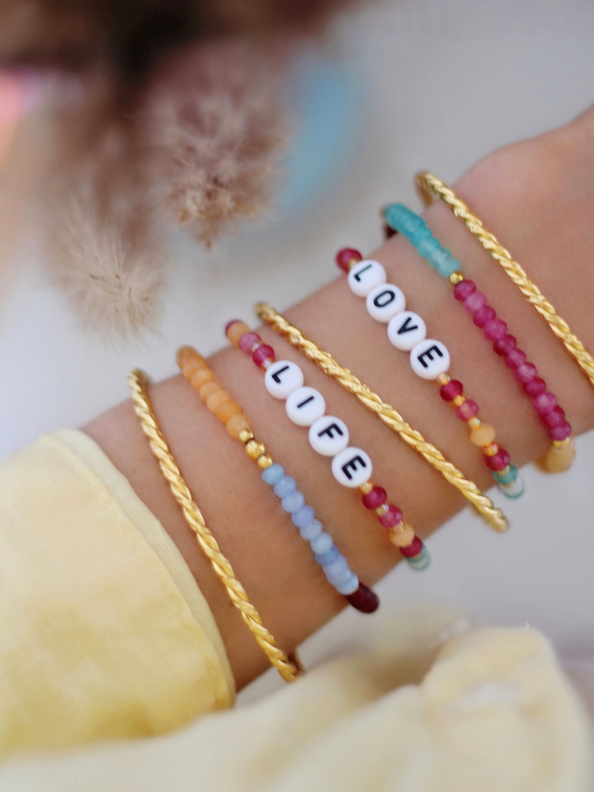 Nahaufnahme eines bunten Edelstein Armbandes im IBIZA BOHO Style. Bunt wie ein Regenbogen und perfekt für gute Laune Vibes