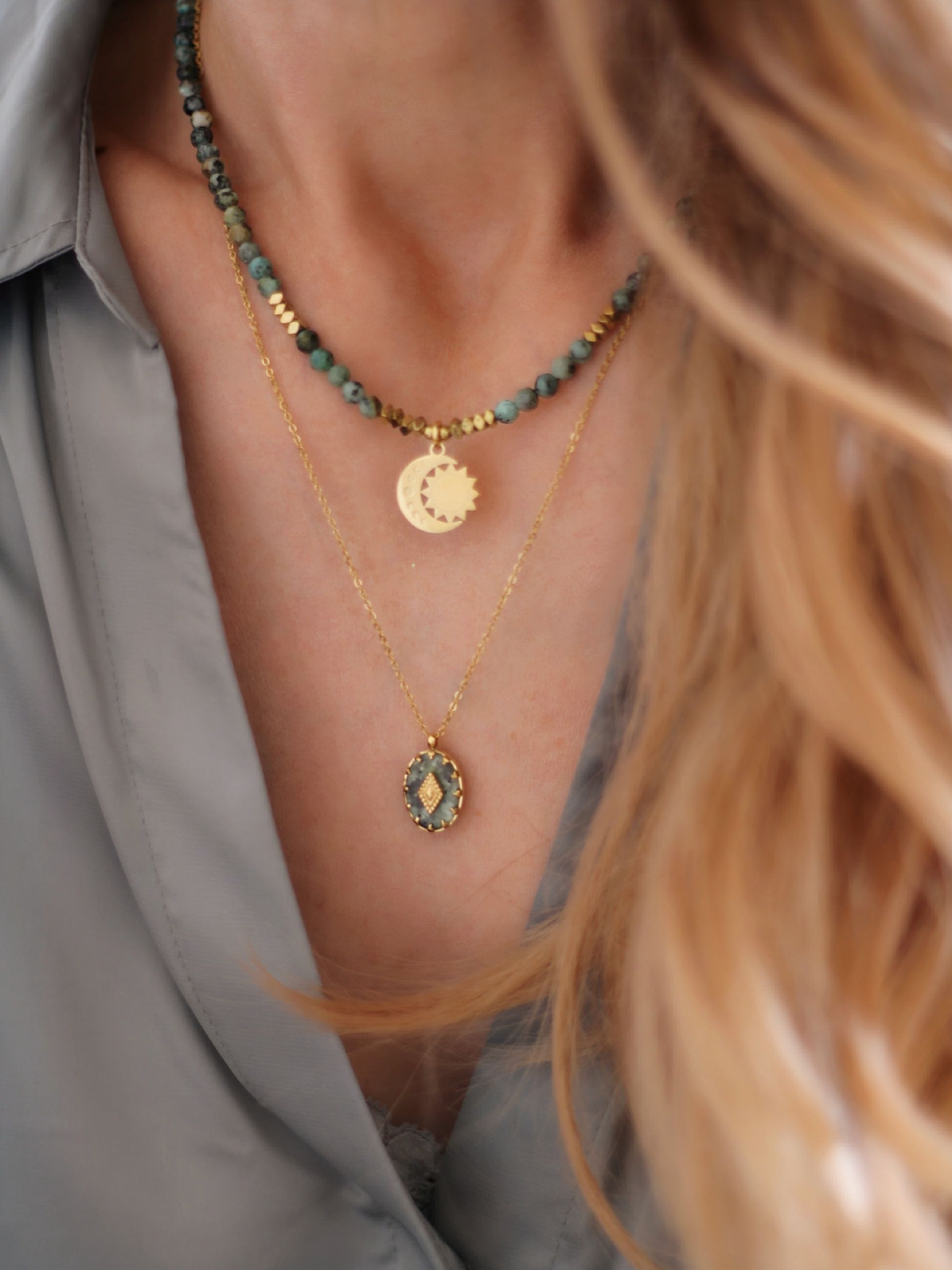 Zarte goldene Halskette mit ovalem Anhänger aus afrikanischem Türkis. Perfektes Geschenk in hübscher Geschenkschachtel