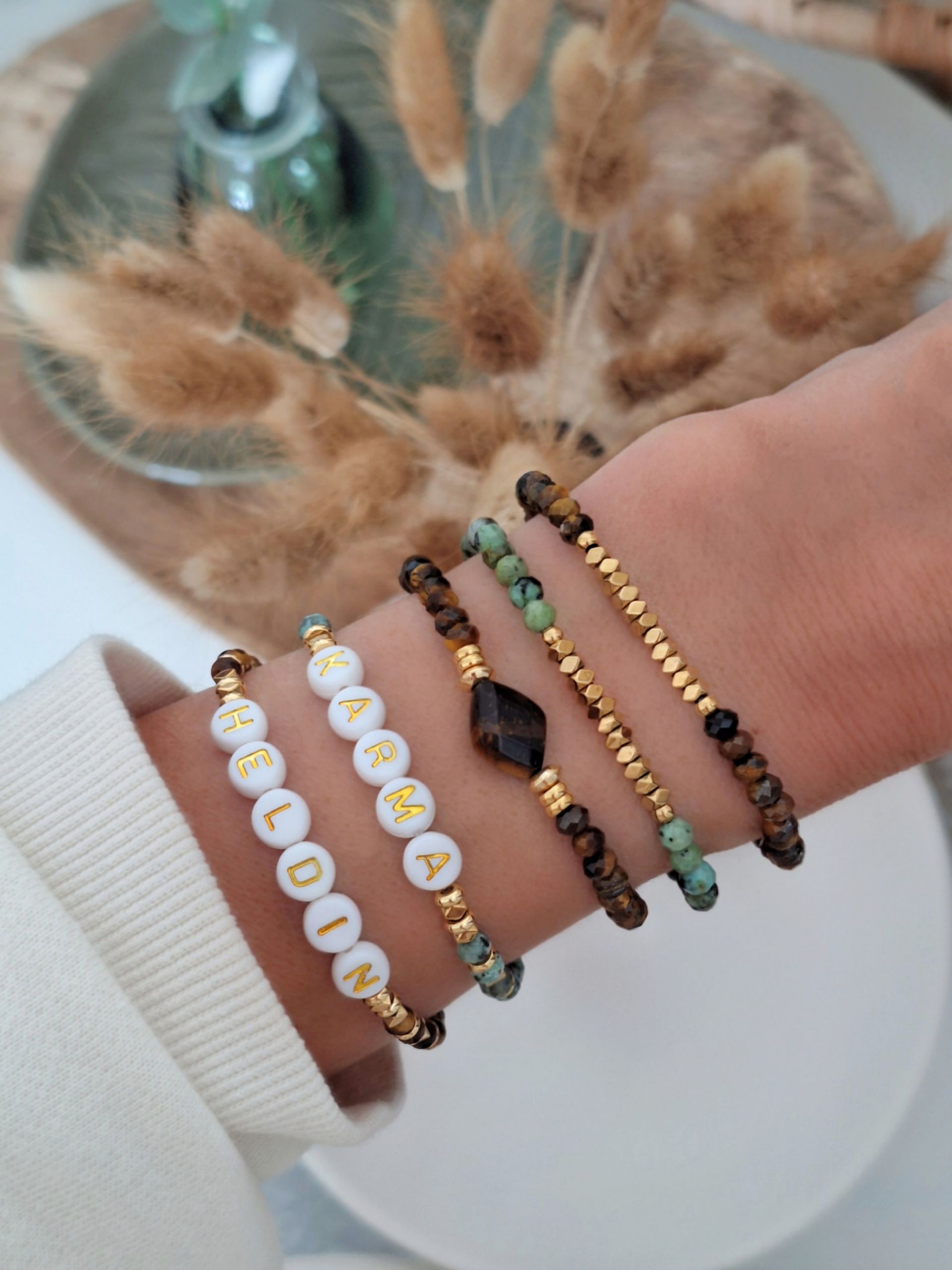 Personalisierbares Armband aus afrikanischem Türkis, Buchstabenperlen und vergoldeten Elemente, handgemacht für dich