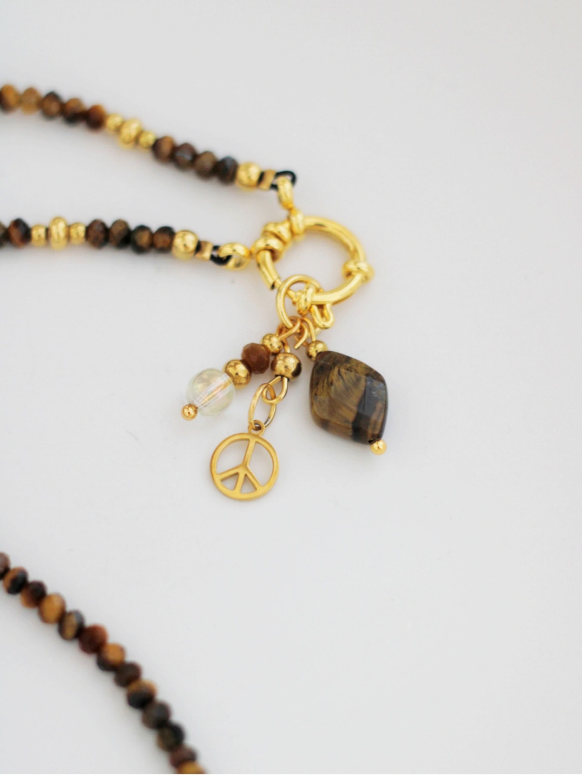 Ein Anhänger aus versch Elementen wie TigeraugePerlen & Peace-Zeichen. Anhängbar an Ohrringe & Halsketten. Bunter Schmuck