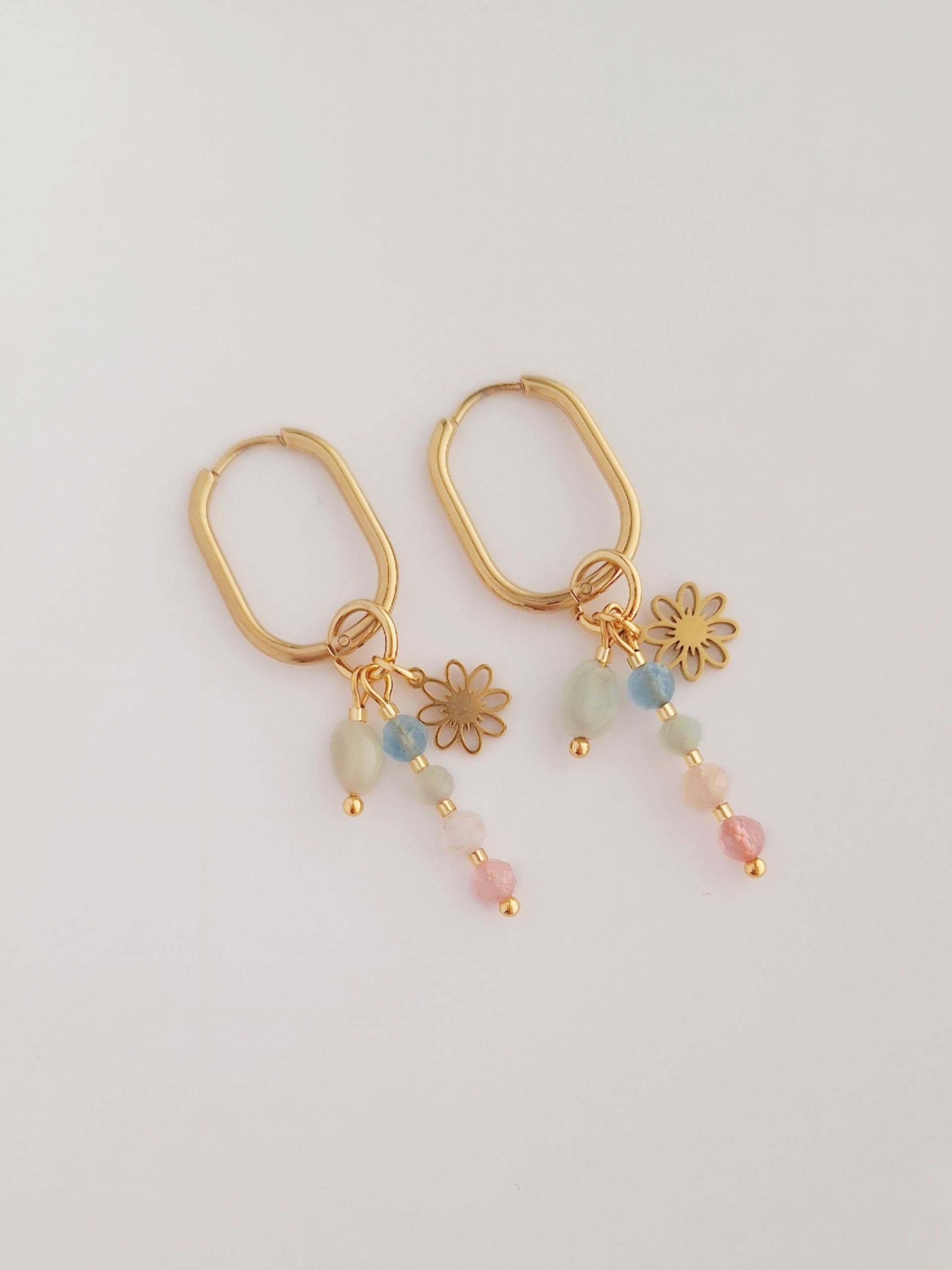 Ein Anhänger aus versch Elementen wie Edelsteinen &, einem Blumenanhänger. Anhängbar an Ohrringe & Halskette,. Bunter Schmuck