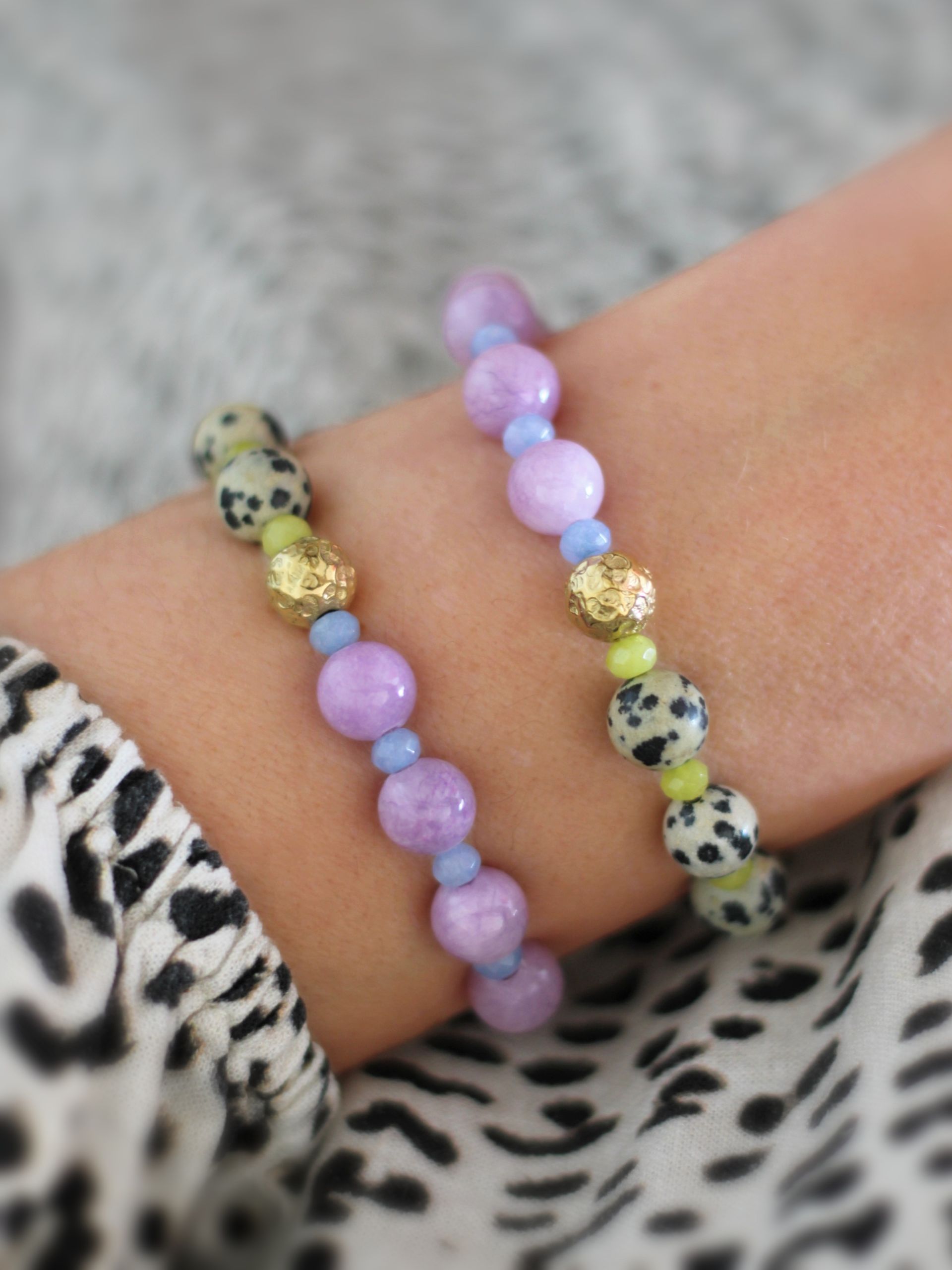NOA Armband mit Dalmatiner-Jaspis & gefärbter Jade in Lila, Blau & Grün – Color-Blocking Damenarmband handgemacht