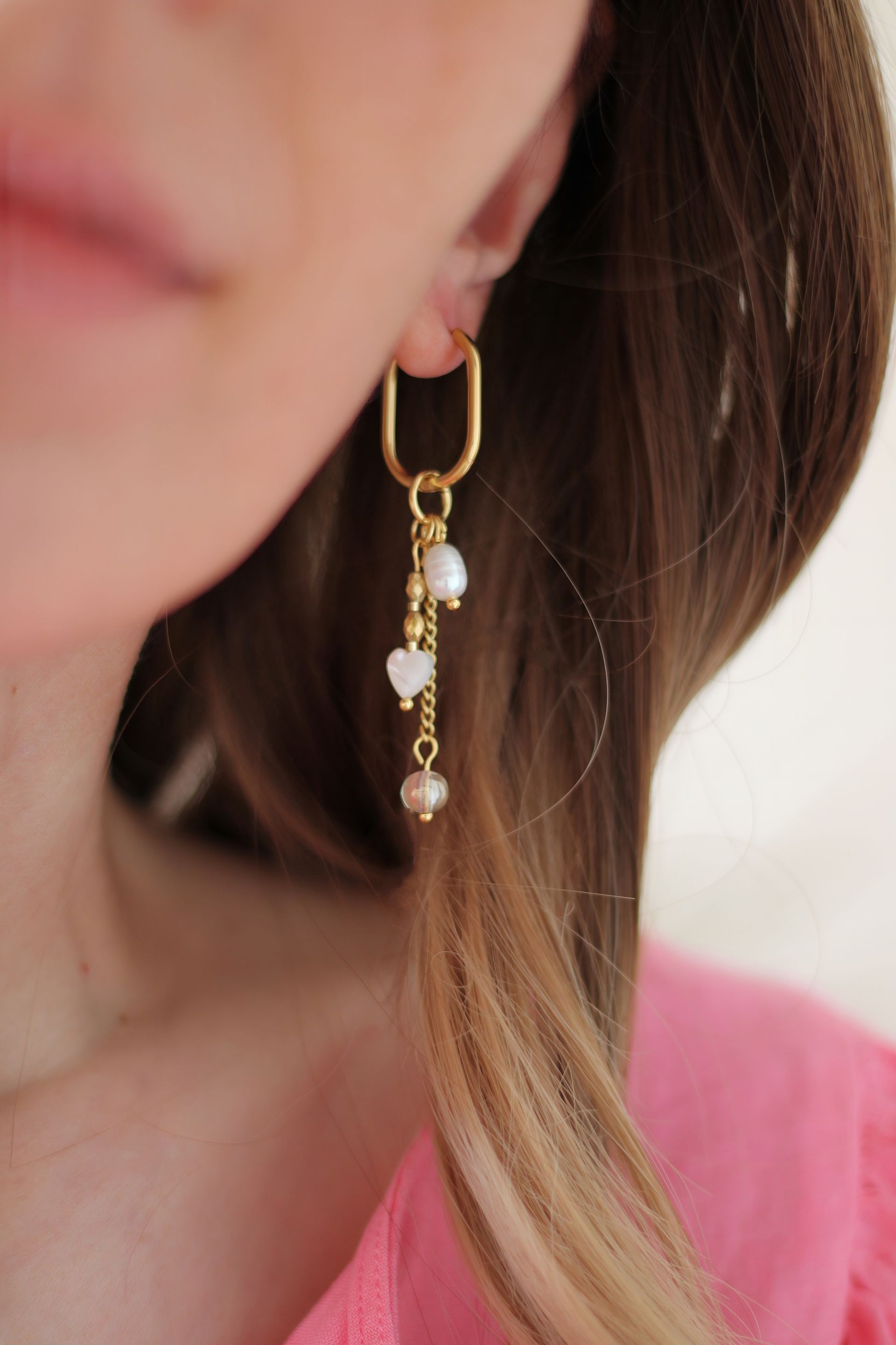 Goldene PERLA Creolen mit langen Perlen- und Perlmuttanhängern – Edelstahl-Ohrringe handgemacht