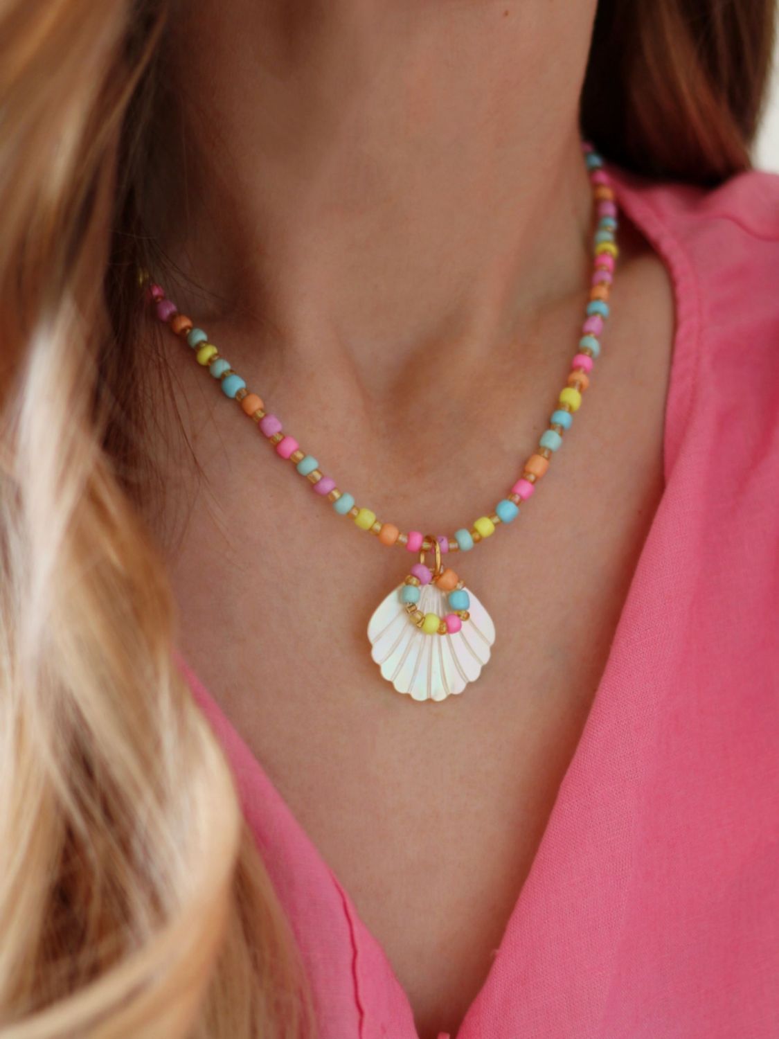 Bunte Muschelkette LUNA getragen – farbenfroher Festival- und Sommerschmuck